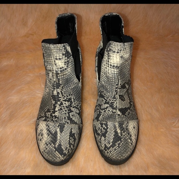 TOPSHOP Faux snake skin booties - Picture 2 of 4